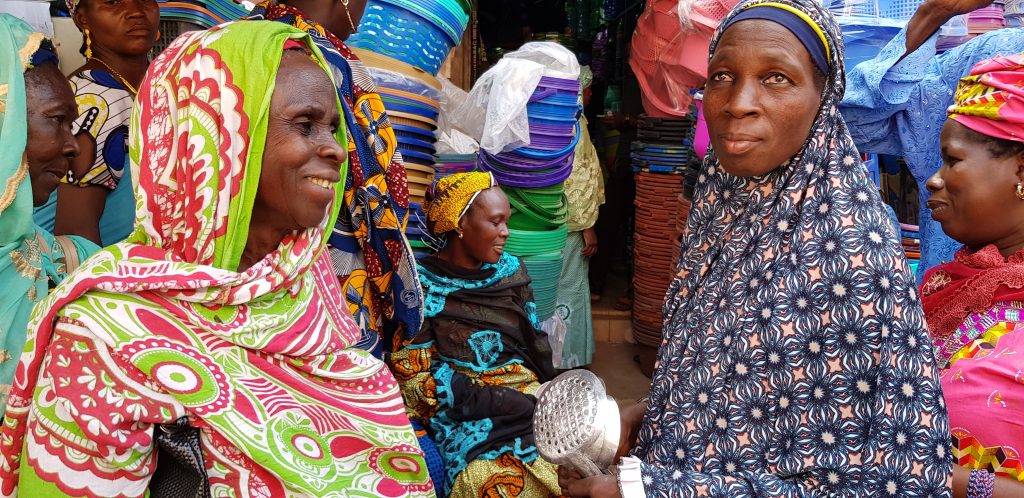 Ces femmes ont été soutenues par l'ONG Mali-Folkecenter Nyetaa pour avoir des matériels de transformation du beurre de karité. Elles étaient au marché pour l'achat  desdits matériels